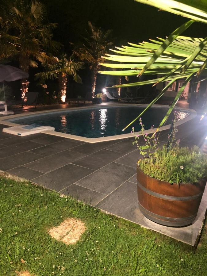 Villa Bergerac Avec Piscine ภายนอก รูปภาพ